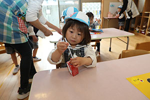 入園2日目のお給食の様子です　年少組　NO．2