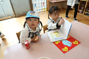 入園2日目のお給食の様子です　年少組　NO．2