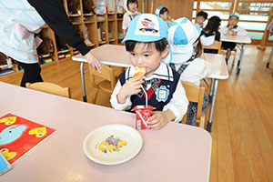 入園2日目のお給食の様子です　年少組　NO．2