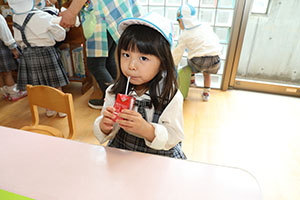 入園2日目のお給食の様子です　年少組　NO．2