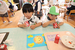 入園2日目のお給食の様子です　年少組　NO．2