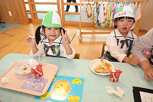 入園2日目のお給食の様子です　年少組　NO．2