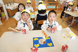 入園2日目のお給食の様子です　年少組　NO．2