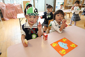 入園2日目のお給食の様子です　年少組　NO．2