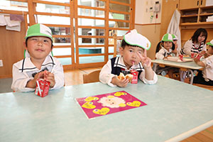 入園2日目のお給食の様子です　年少組　NO．2