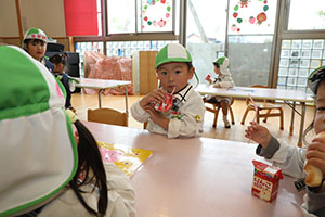 入園2日目のお給食の様子です　年少組　NO．2