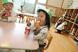入園2日目のお給食の様子です　年少組　NO．2