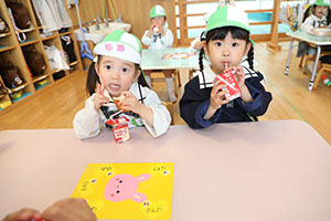 入園2日目のお給食の様子です　年少組　NO．2