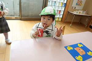 入園2日目のお給食の様子です　年少組　NO．2