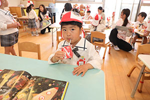 入園2日目のお給食の様子です　年少組　NO．2