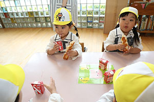 入園2日目のお給食の様子です　年少組　NO．2