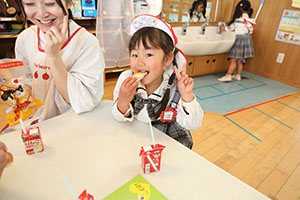 入園2日目のお給食の様子です　年少組　NO．2