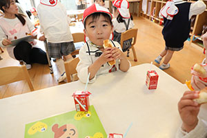 入園2日目のお給食の様子です　年少組　NO．2