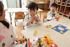 入園2日目のお給食の様子です　年少組　NO．2