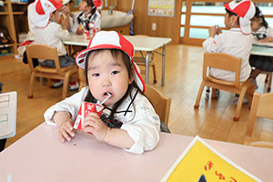 入園2日目のお給食の様子です　年少組　NO．2