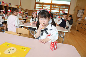 入園2日目のお給食の様子です　年少組　NO．2