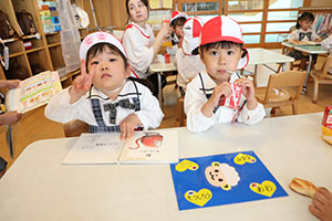 入園2日目のお給食の様子です　年少組　NO．2
