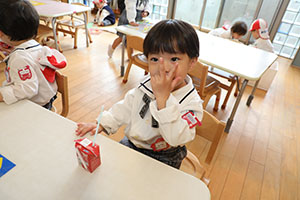 入園2日目のお給食の様子です　年少組　NO．2