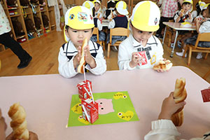 入園2日目のお給食の様子です　年少組　NO．2