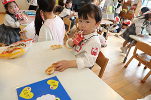 入園2日目のお給食の様子です　年少組　NO．2