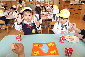 入園2日目のお給食の様子です　年少組　NO．2