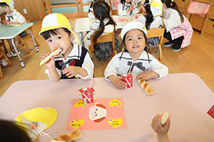 入園2日目のお給食の様子です　年少組　NO．2