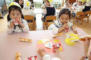 入園2日目のお給食の様子です　年少組　NO．2