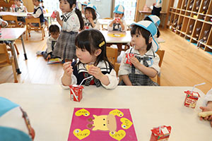 入園2日目のお給食の様子です　年少組　NO．2