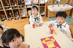 入園2日目のお給食の様子です　年少組　NO．2