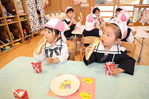 入園2日目のお給食の様子です　年少組　NO．1