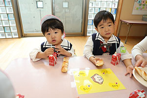 入園2日目のお給食の様子です　年少組　NO．1