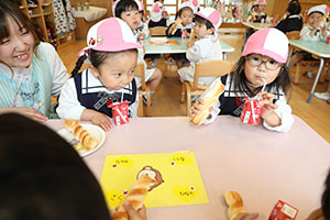 入園2日目のお給食の様子です　年少組　NO．1