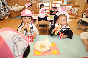 入園2日目のお給食の様子です　年少組　NO．1