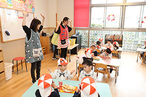 入園2日目のお給食の様子です　年少組　NO．1