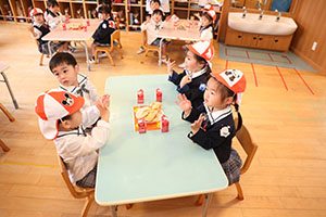 入園2日目のお給食の様子です　年少組　NO．1