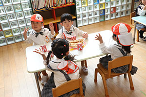 入園2日目のお給食の様子です　年少組　NO．1