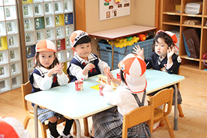 入園2日目のお給食の様子です　年少組　NO．1