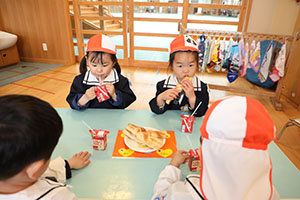 入園2日目のお給食の様子です　年少組　NO．1
