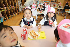 入園2日目のお給食の様子です　年少組　NO．1