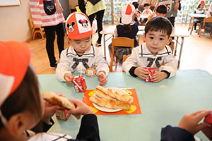 入園2日目のお給食の様子です　年少組　NO．1