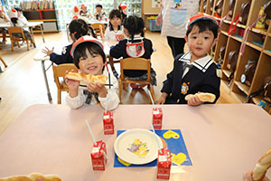 入園2日目のお給食の様子です　年少組　NO．1