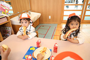 入園2日目のお給食の様子です　年少組　NO．1