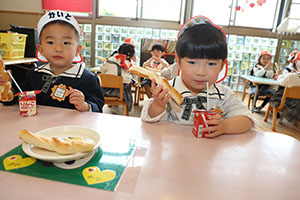 入園2日目のお給食の様子です　年少組　NO．1