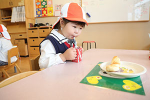 入園2日目のお給食の様子です　年少組　NO．1