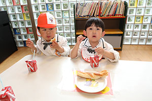 入園2日目のお給食の様子です　年少組　NO．1