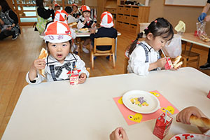 入園2日目のお給食の様子です　年少組　NO．1