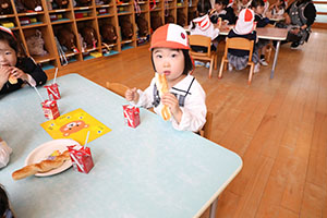 入園2日目のお給食の様子です　年少組　NO．1