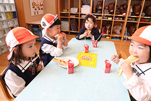 入園2日目のお給食の様子です　年少組　NO．1