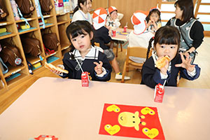 入園2日目のお給食の様子です　年少組　NO．1