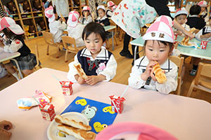 入園2日目のお給食の様子です　年少組　NO．1